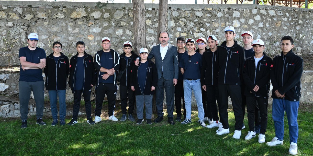 Altay eğitim kampında gençlerle buluştu