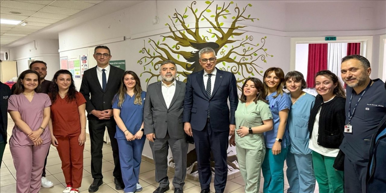 Bakan Memişoğlu, Dünya Ebeler Günü dolayısıyla hastanede görevi başındaki ebeleri ziyaret etti