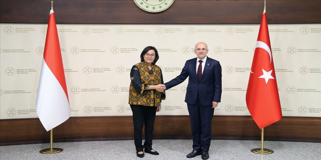 Bakan Şimşek, Endonezya Maliye Bakanı Indrawati ile görüştü