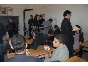Gençlik Meclisi'nden Köy Okuluna Kütüphane
