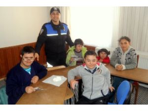 Polislerden Engelli Çocuklara Moral Ziyareti