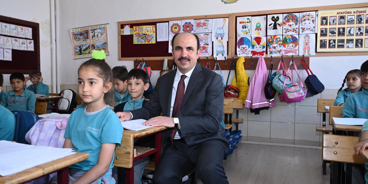 Altay üç okulda öğrencilerle buluştu