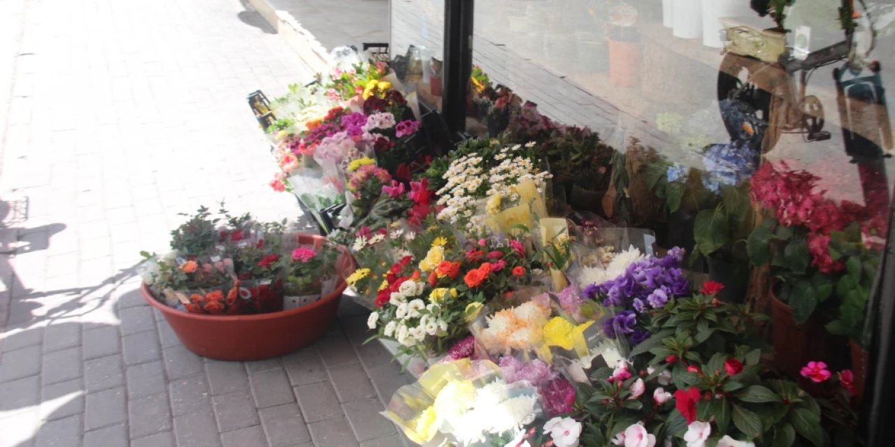 Konya'da çiçek fiyatları 2 bin TL'yi gördü!