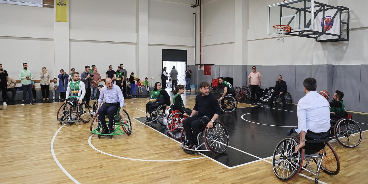 Altay'dan empati! Tekerlekli sandalyede maç yaptı