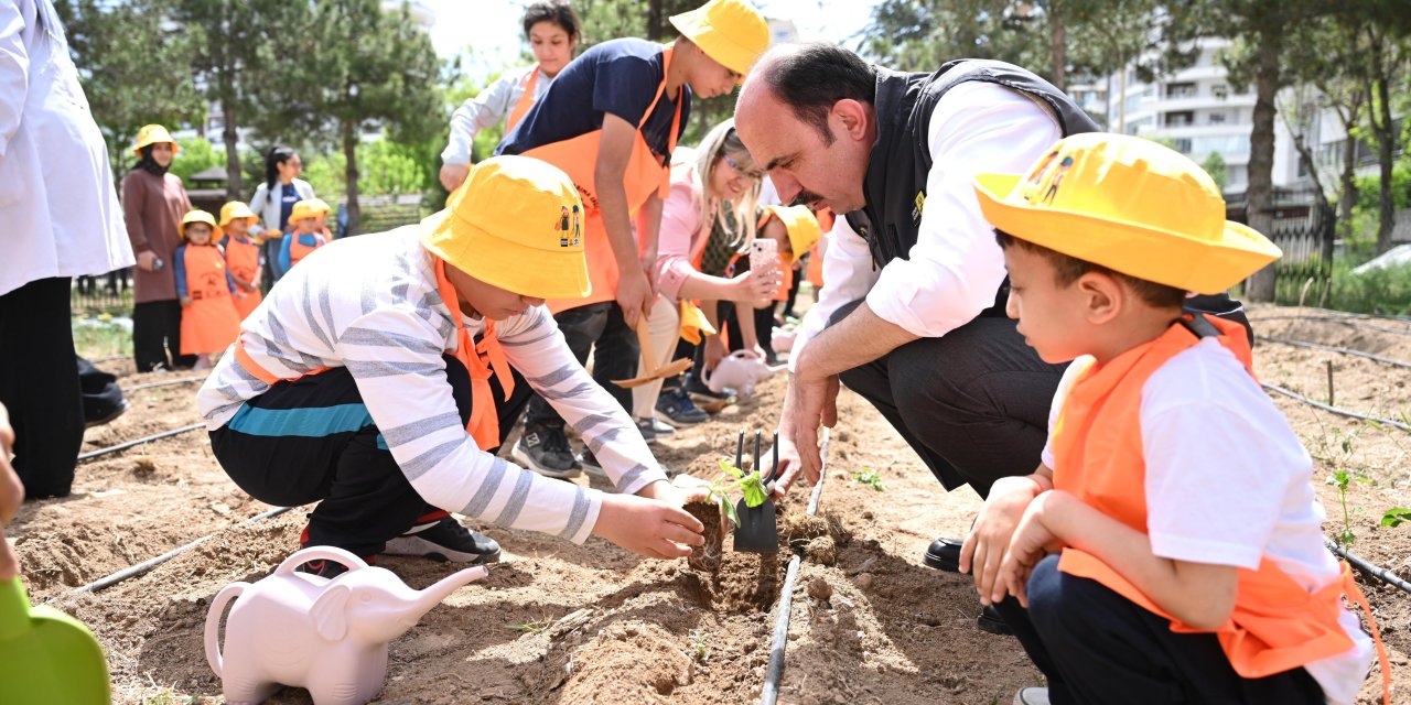 Altay özel gençlerle fideleri toprak buluşturdu