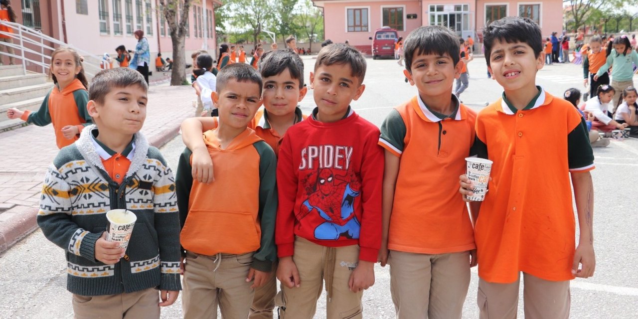 Cansuyu'ndan okullarda öğrencilere ikram