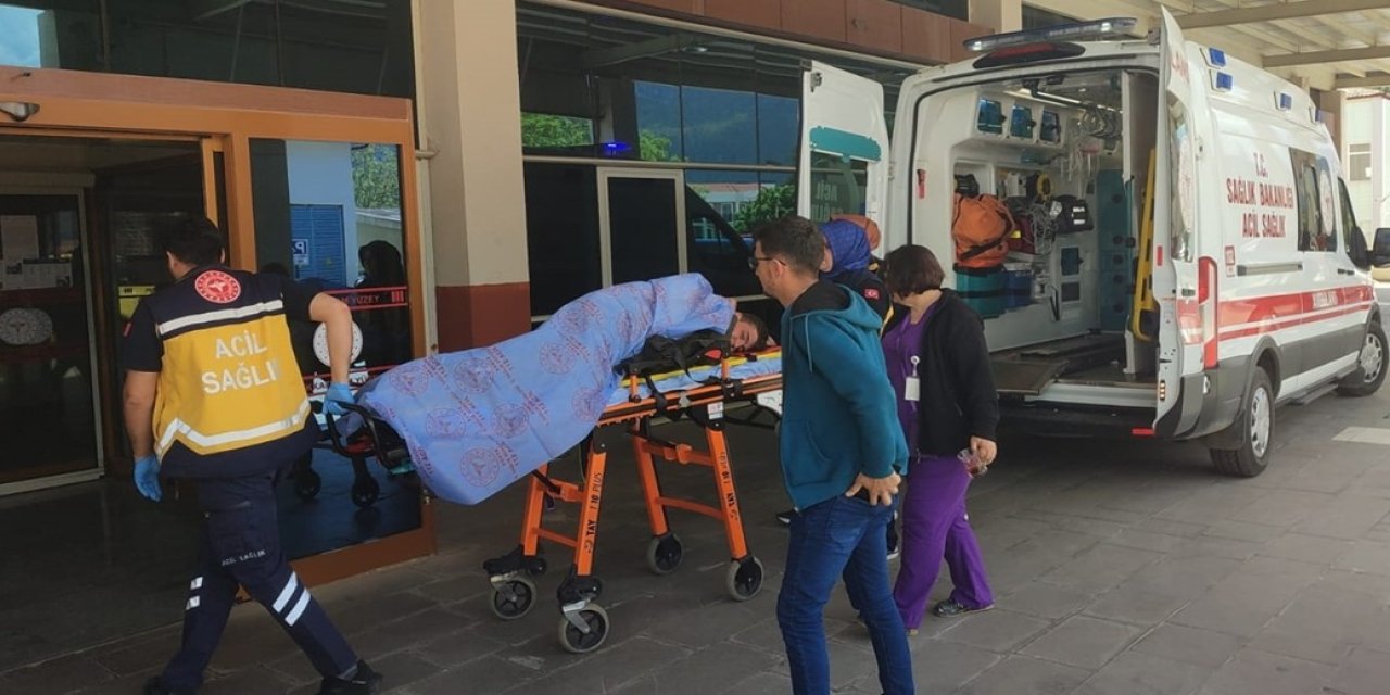 Düşürdüğü av tüfeğinin ateş alması sonucu yaralandı