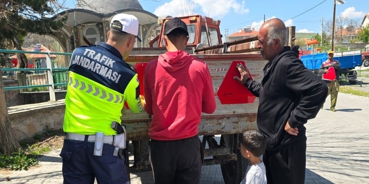 Konya'da traktör sürücülerine reflektör dağıtıldı