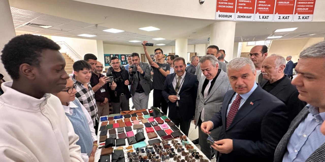 Konya'da ayakkabı ve çantalar kermeste satışa çıktı