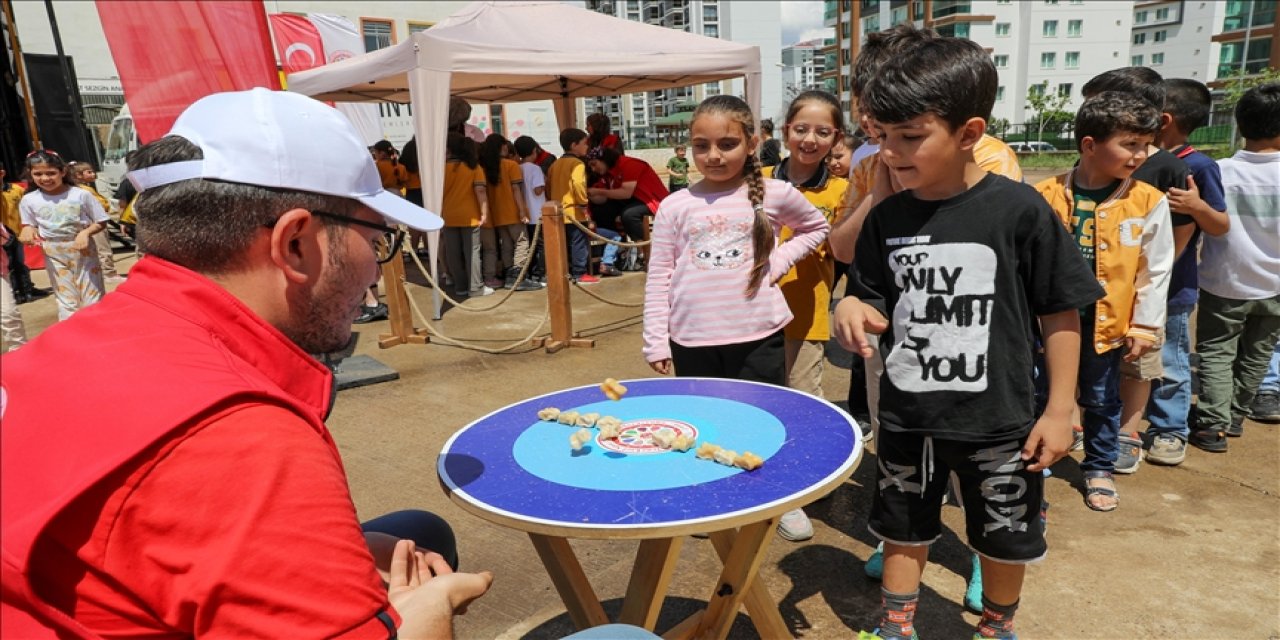 Geleneksel Oyunlar Tırı ile eğlenen çocukların yetenekleri keşfediliyor