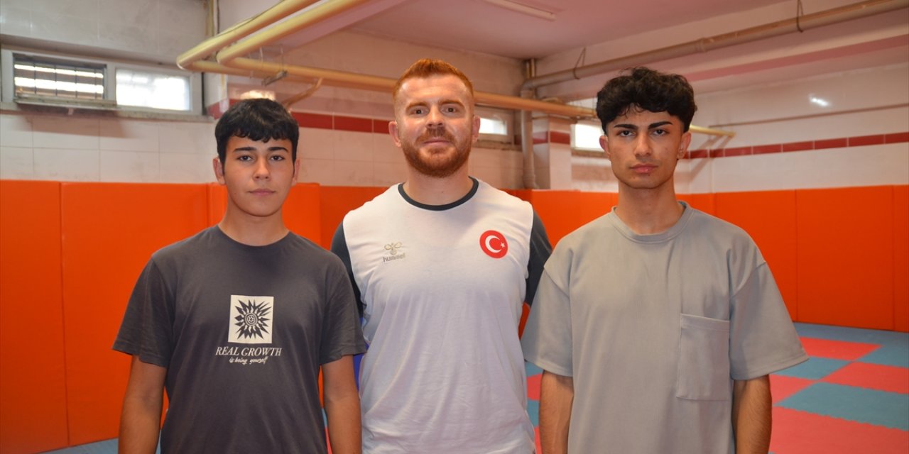 Engelli öğretmen öğrencilerine judo öğretiyor