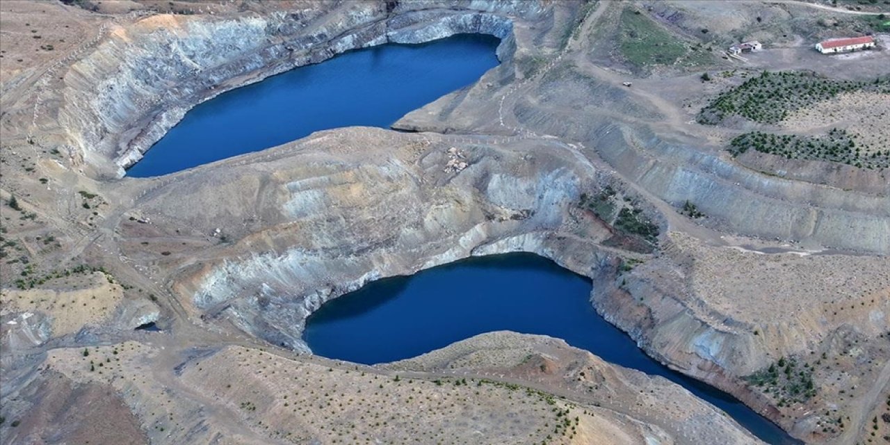 Suyla dolan açık maden çukurları havadan görüntülendi