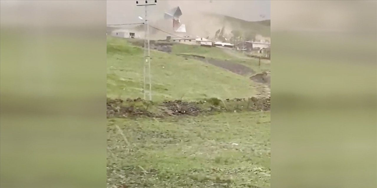 Kars'ta şiddetli fırtına bazı evlerin çatısına zarar verdi