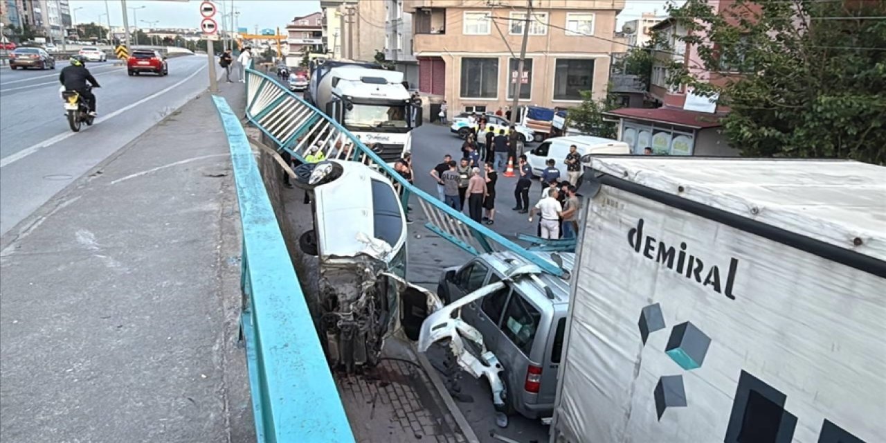 Kocaeli'de istinat duvarından alt sokağa düşen otomobil asılı kaldı