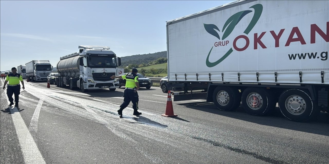 Anadolu Otoyolu'nun Bolu kesimindeki zincirleme kaza ulaşımın aksamasına yol açtı