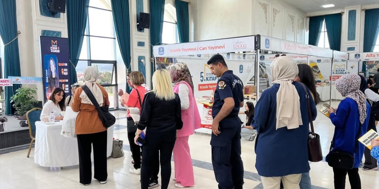 Seydişehir'de 5. Kitap Günleri kapsamında yazar Dilek Cesur, sevenleriyle buluştu
