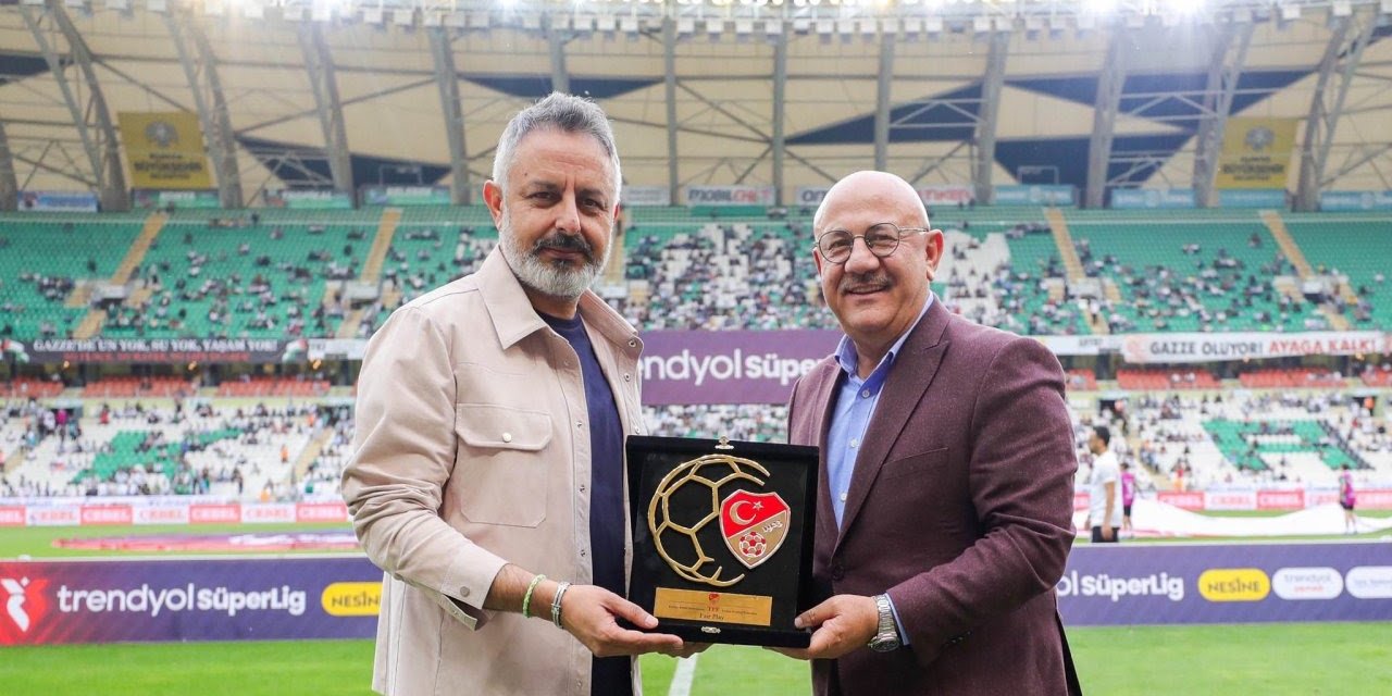 Konyaspor fair-play ödülünü Alanyaspor maçı öncesinde aldı