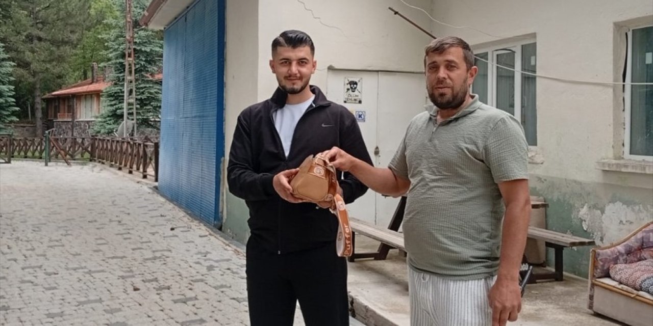 Örnek vatandaş para dolu çantayı sahibine ulaştırdı