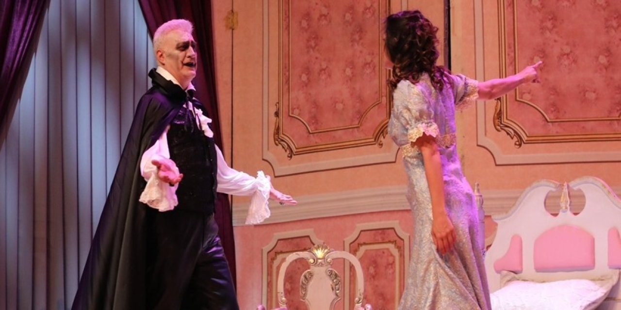 Tiyatro festivalinde Karadağlı sahne aldı