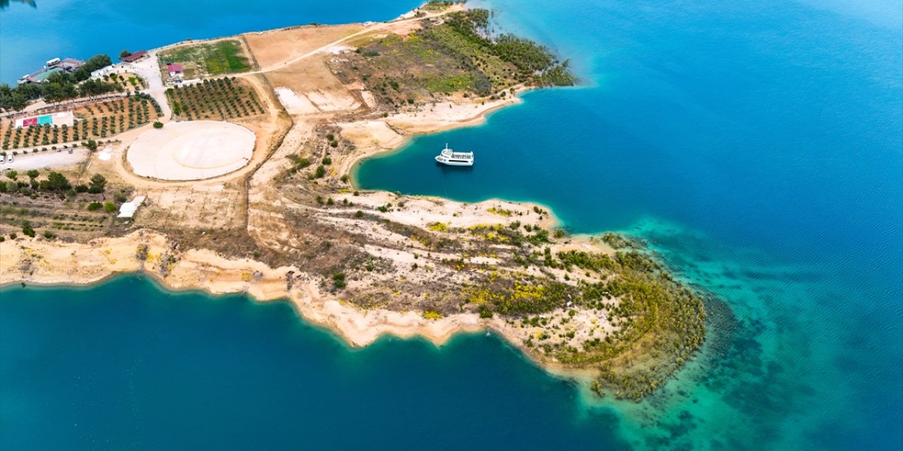 Turkuaz renkli baraj hayran bırakıyor