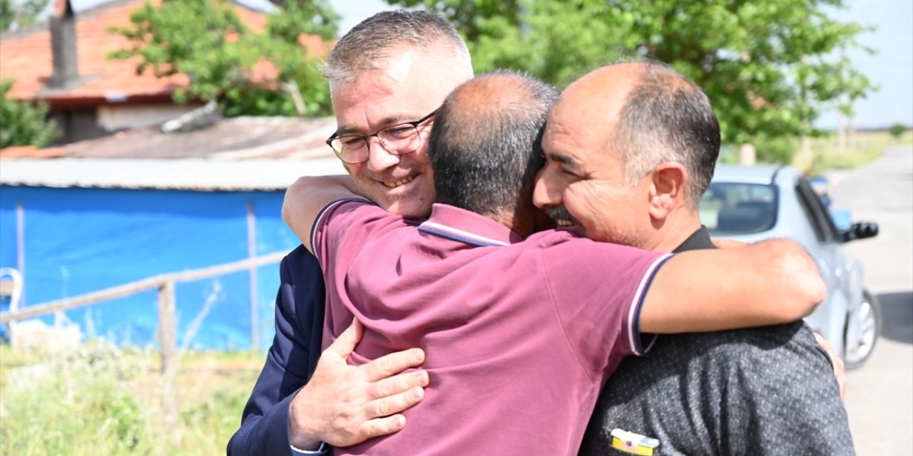 Satmak için aldıkları hayvanları telef olan aileye koyun verildi