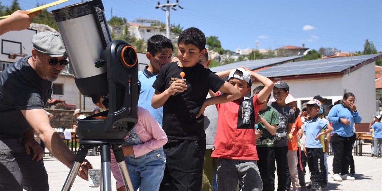 Şehir şehir dolaşıp teleskopla gözlem etkinliği düzenliyor