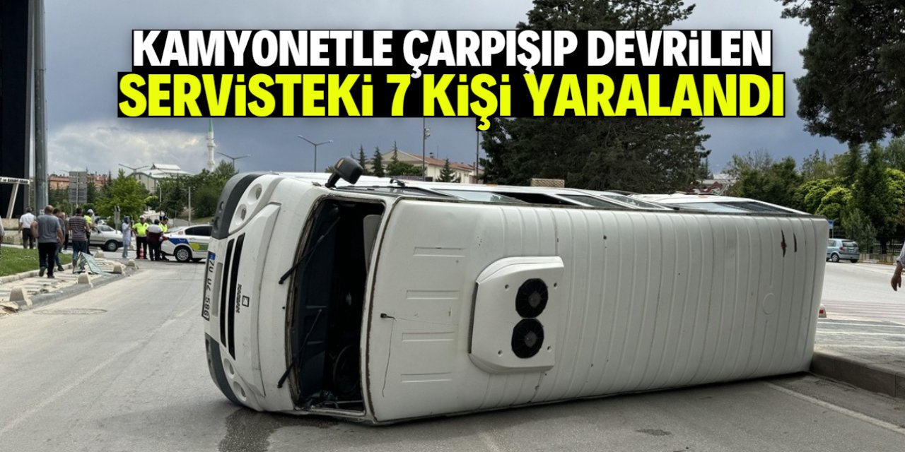 Kamyonetle çarpışıp devrilen okul servisindeki 7 kişi yaralandı