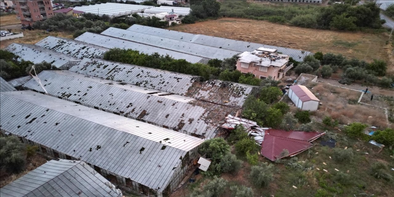 Antalya'da oluşan hortum evlerin çatıları ile seralara zarar verdi