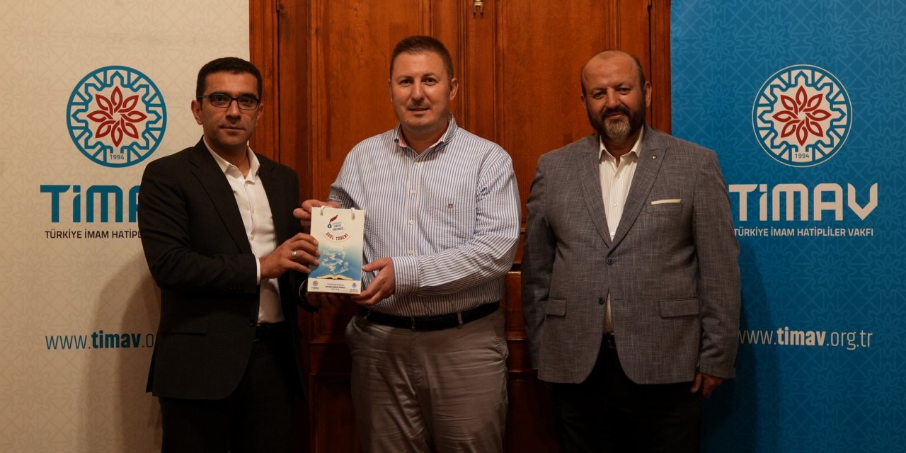 Türkiye birincisi hafız Özarpa'dan TİMAV'a bağış