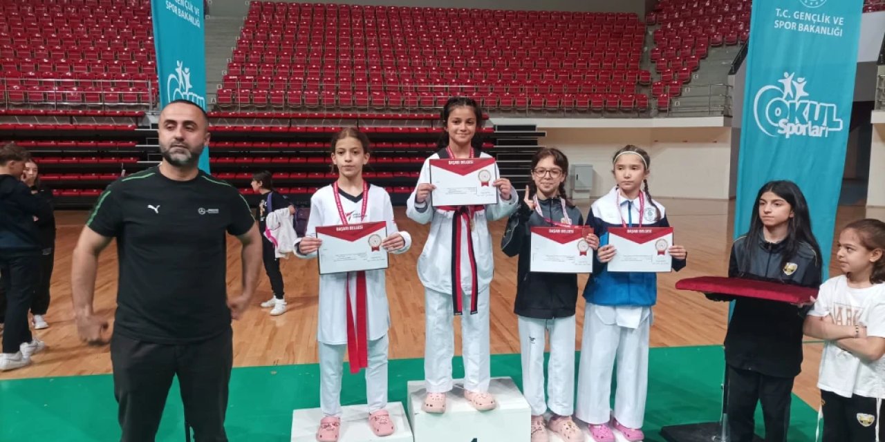 Sezai Karakoç İmam Hatip Ortaokulu’ndan bir başarı daha! Taekwondo şampiyonu oldular