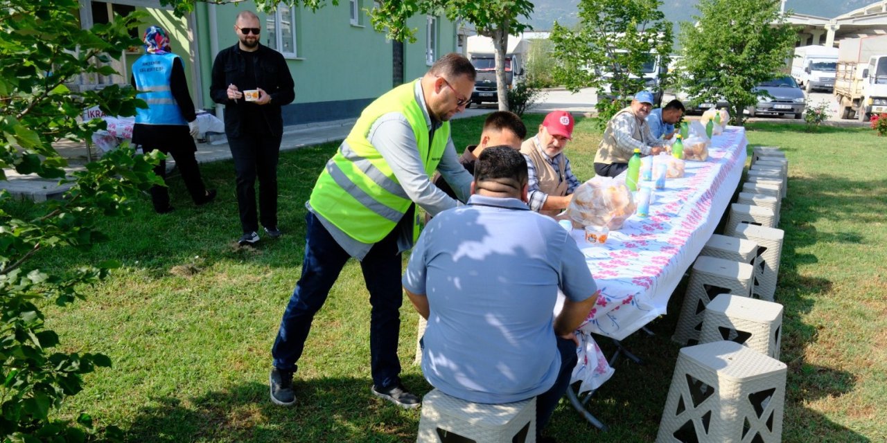 Kurban pazarında çorba ikramı