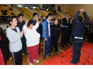 Balıkesir Valiliği Engelli Sporculara Malzeme Hediye Etti