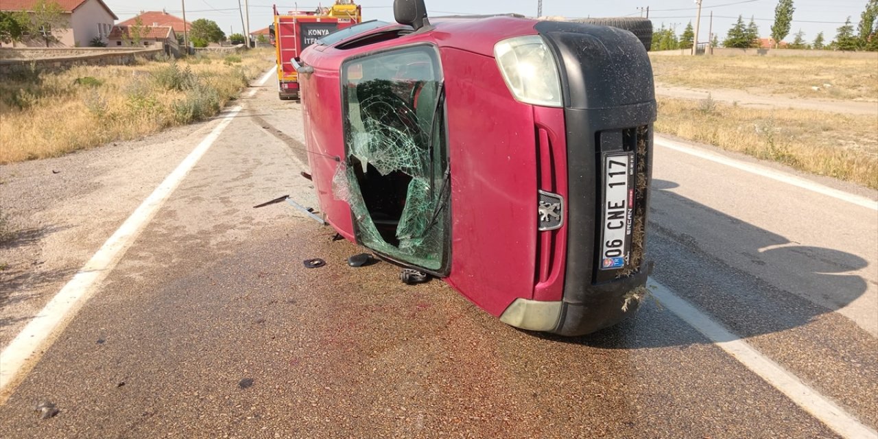 Konya'da hafif ticari aracın devrilmesi sonucu 4 kişi yaralandı