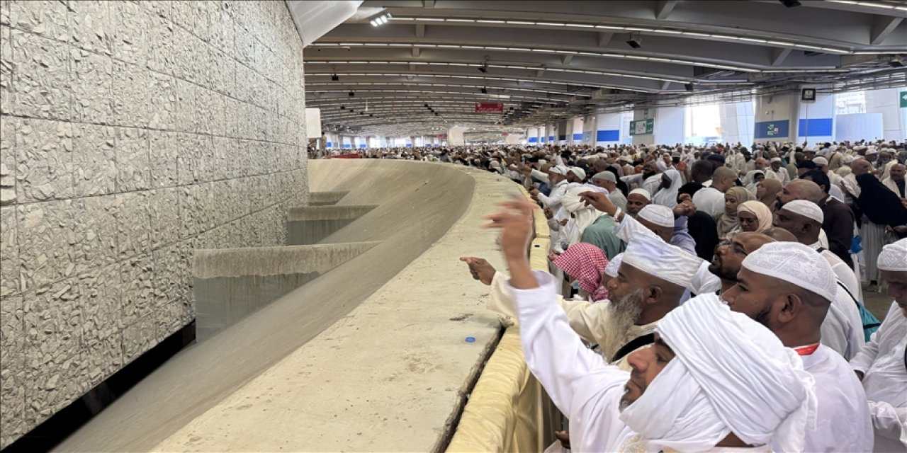 Hacılar şeytan taşladı