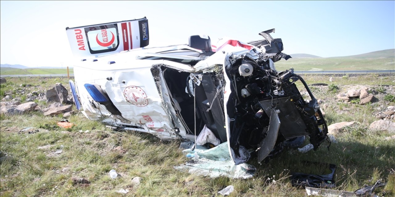 Kars'ta ambulans şarampole devrildi, 4 sağlıkçı yaralandı