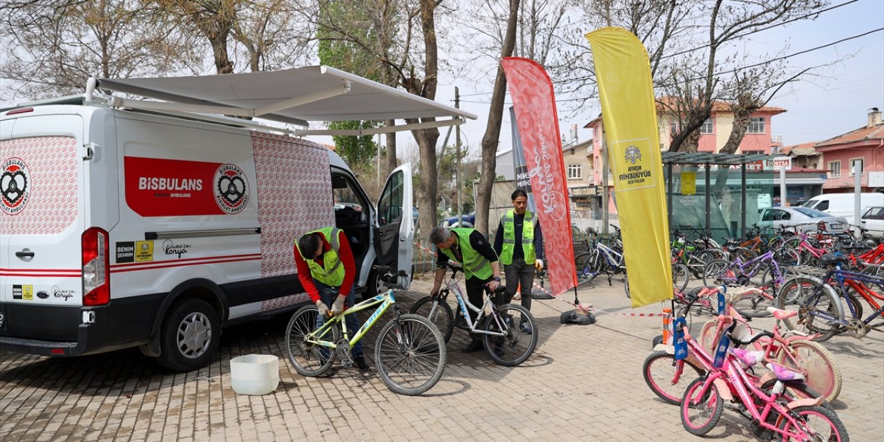 Konya'da çocukların bisikletini belediye personeli tamir ediyor
