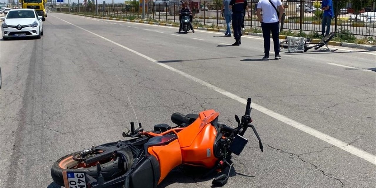 Aksaray'da motosikletin çarptığı bisikletli ağır yaralandı