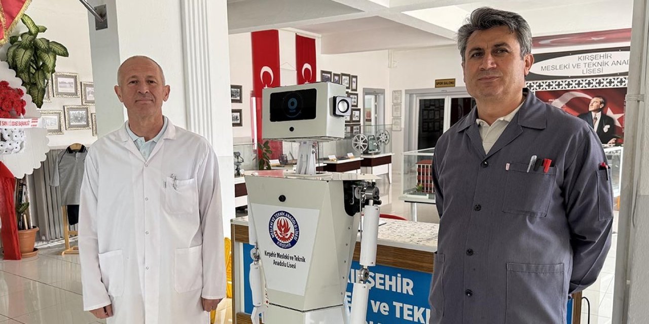 'AhiBot' ziyaretçilere rehberlik ediyor