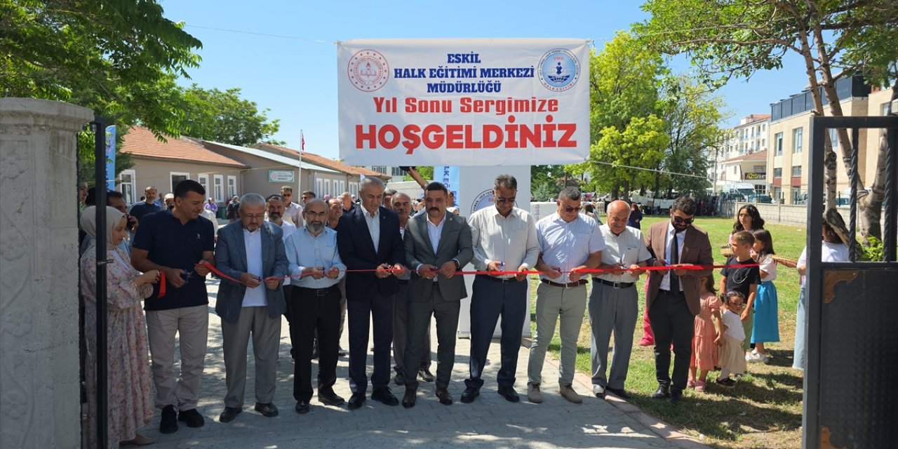 Eskil'de kursiyerler yıl sonu sergisi açtı