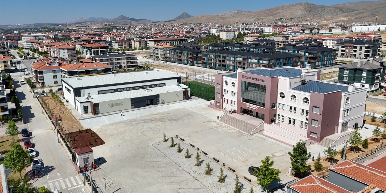Ahmet Çalık Spor Salonu  suni çim saha tamamlandı