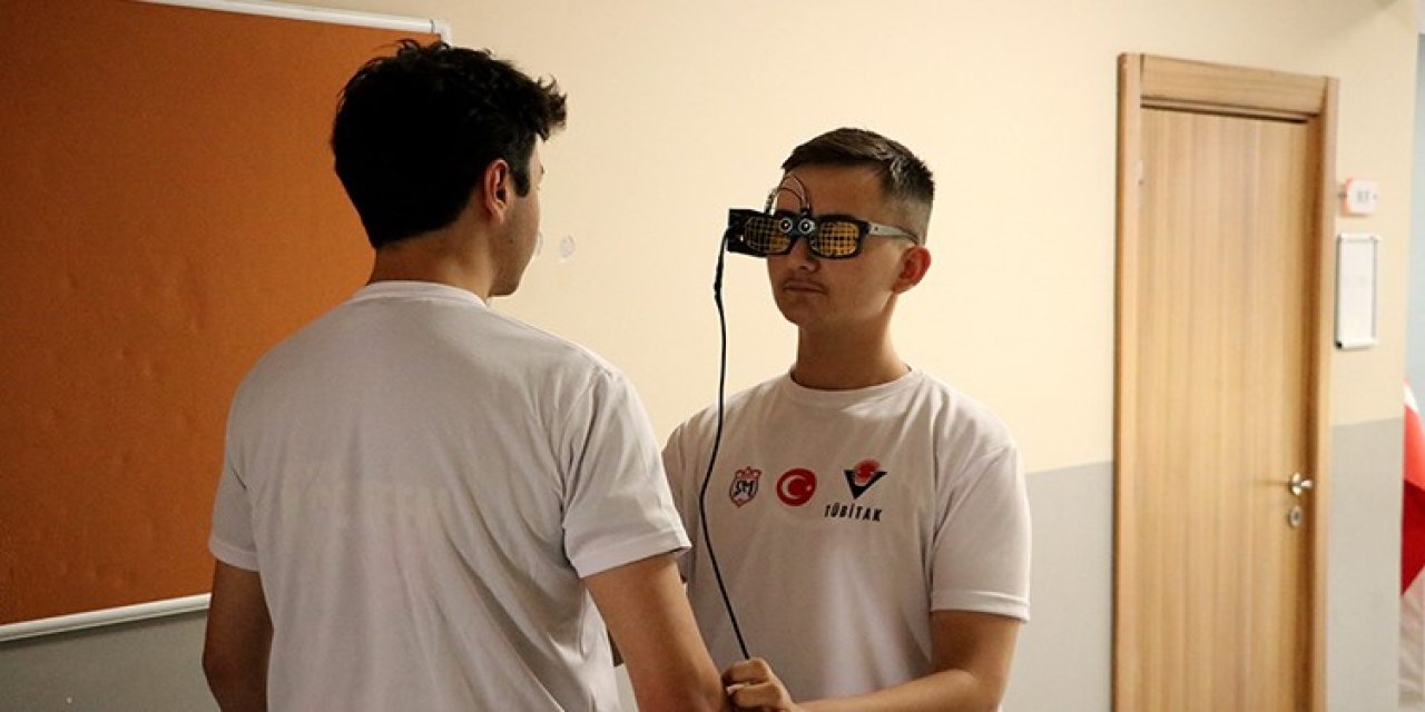 Liseliler görme engelliler için gözlük geliştirdi