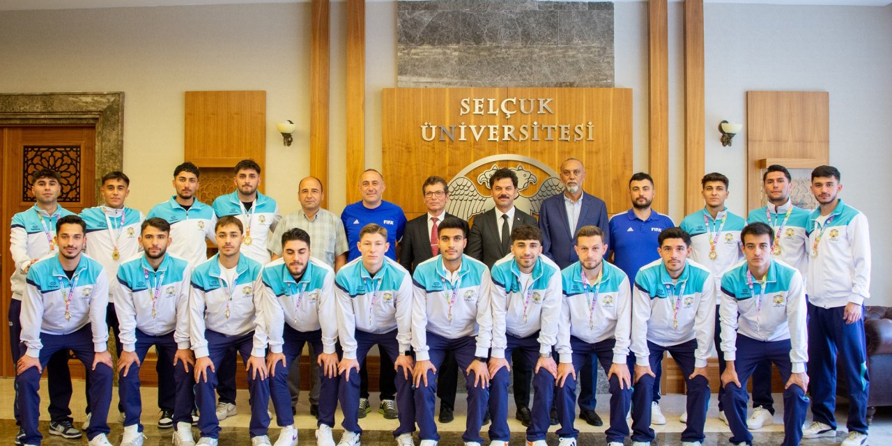 Türkiye’yi İtalya’da temsil edecek şampiyonlar, Rektör Yılmaz’ı ziyaret etti