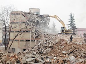 Yurt olarak kullanılan bina yıkılıyor