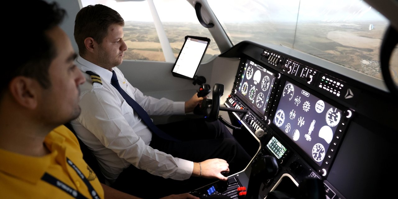 Konya'da pilot adaylarına gerçek zamanlı uçuş deneyimi