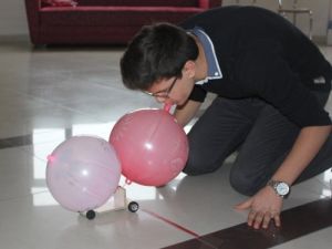 Atık Malzemelerden Oyuncak Araba Ürettiler