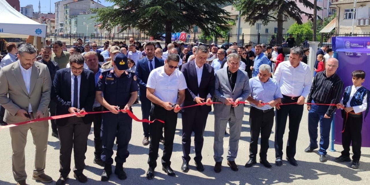 Köy okulları karne şenliği büyük ilgi gördü
