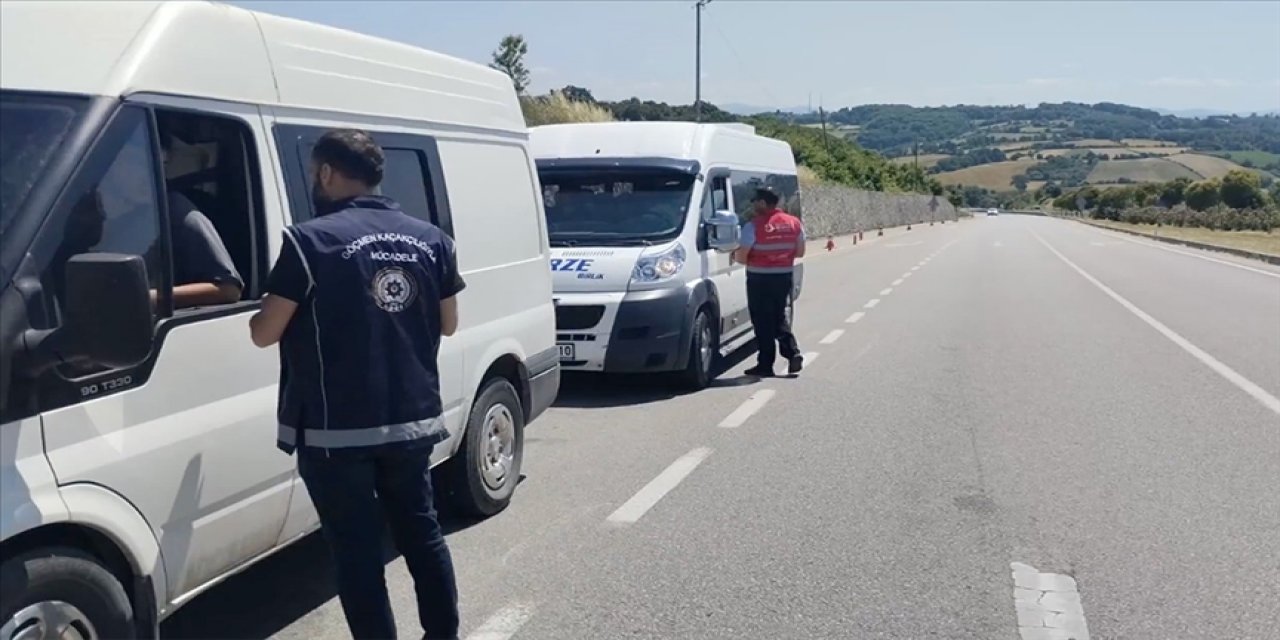 Ülke genelindeki denetimlerde 15 göçmen kaçakçısı ve 446 düzensiz göçmen yakalandı