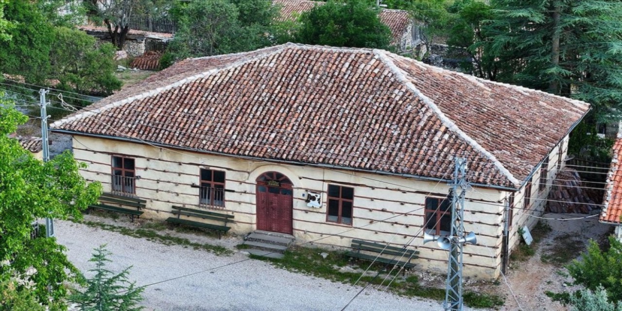 Akseki'nin tarihi düğmeli okulu ve camisi restore edilmeyi bekliyor