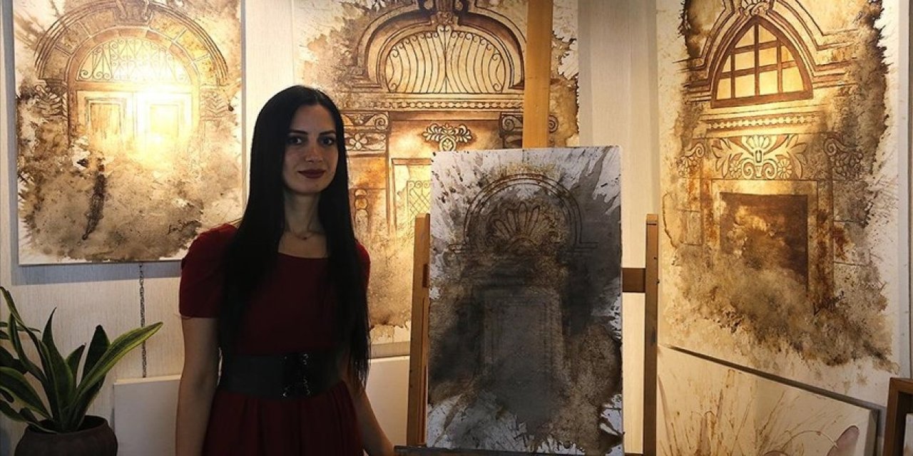 Çizimlerini kahve ve çay dökerek renklendiriyor