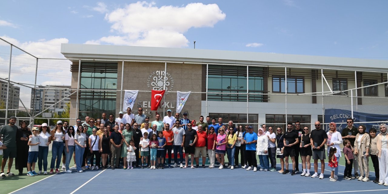 Selçuklu’da  tenis rüzgarı esti